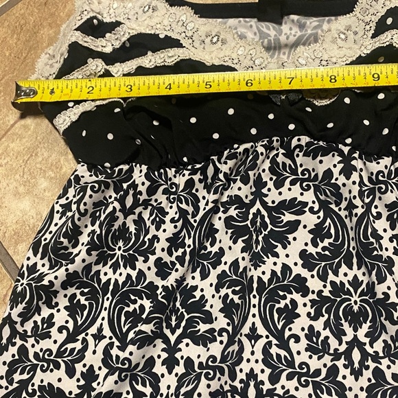 Chic Black and White Lace Chemise - Picture 6 of 8